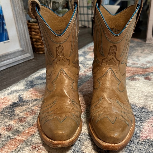 Lucchese Pris Pearl Bone Boots with Blue Stitching - Picture 3 of 16